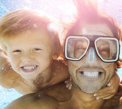 como afecta el cloro de la piscina a la salud de nuestros dientes